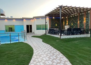 شاليه بجلسة تطل على مسبح خارجي 