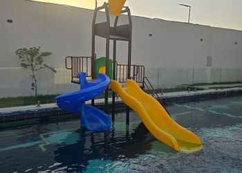شاليه بمسبح خارجي وجلسة خارجية 