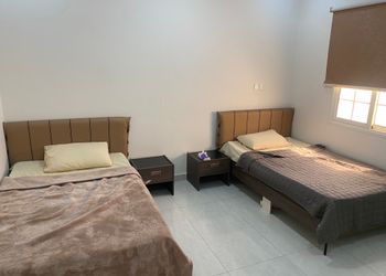شاليه بمسطح اخضر وجلسة خارجية 