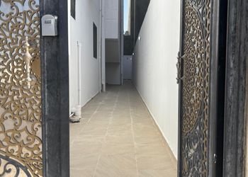 شقة بغرفة معيشة وغرفتين نوم 