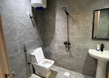 شقة بصالة مريحة وجاكوزي 