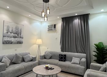 شقة بثلاث غرف نوم وتصميم هادئ 