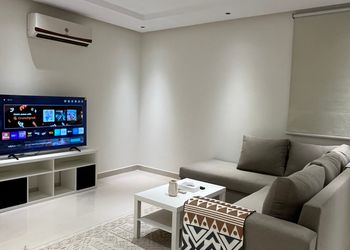شقة بصالة مريحة ودخول ذاتي 
