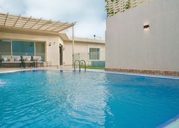 شاليه بألعاب مائية ومسبح 