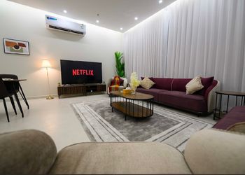 شقة بغرفتين نوم وصالة و سينما