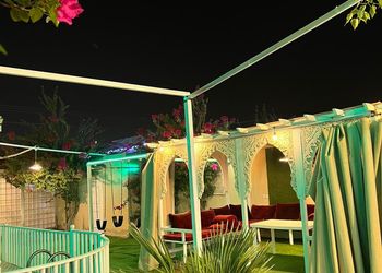 شالية بجلسة مطلة على مسبح 