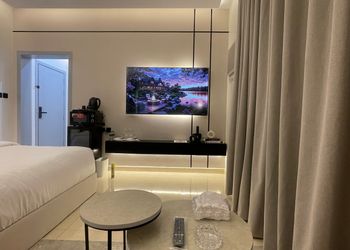 استوديو حديث بأريكة ودخول ذاتي