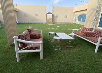شاليه بجلسة تطل على مسبح خارجي 