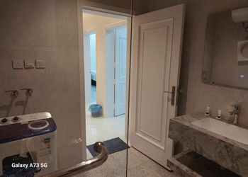 شقة بغرفة جلوس وغرفتين نوم 