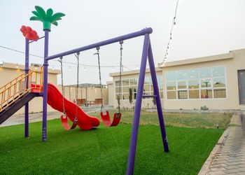 شاليه بجلسة خارجية وألعاب أطفال 