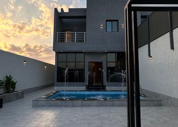 شاليه بتصميم انيق ومسبح خارجي