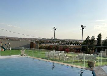 استراحة بمسطحات خضراء وملاعب