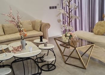 شاليه بمسطح اخضر و جلسة خارجية