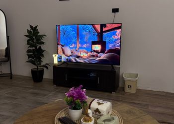 استديو بأثاث مريح وبسيط 