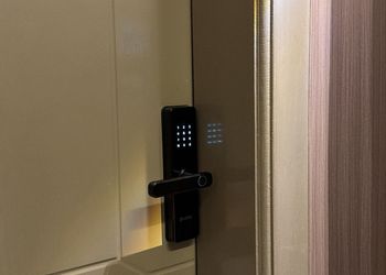 شقة بغرفة معيشة وغرفتين نوم 