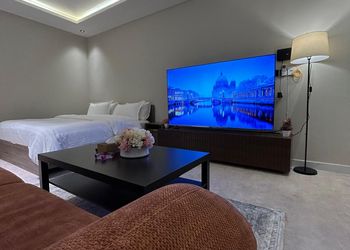 استديو بأثاث مريح وبسيط 