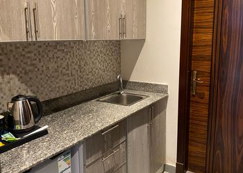 استديو هادئ بأثاث أنيق