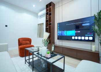 شقة بدخول ذاتي وصالة أنيقة 