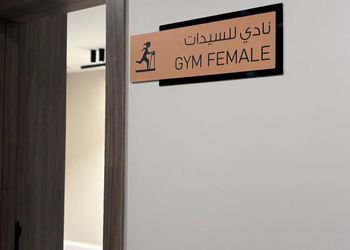 شقة بخمس غرف نوم وصالة