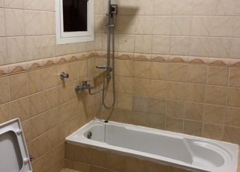 شقة بغرفة معيشة و اربع غرف نوم 