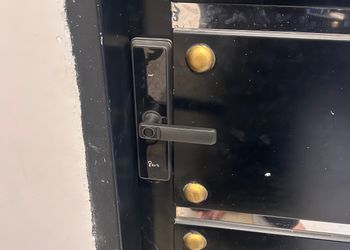 شقة بصالة جلوس وغرفتين نوم 