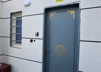 استديو بأثاث مريح وبسيط 