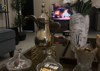 شقة بصالة ومجلس وغرفتين نوم 