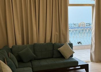 شاليه بإطلالة بحرية ومسبح خاص