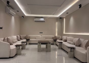 شاليه بجلسة تطل على مسبح خارجي 