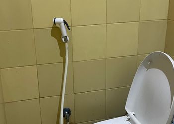 غرفه بأثاث مريح وبسيط 
