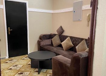 شقة بصالة مريحة وغرفة نوم 