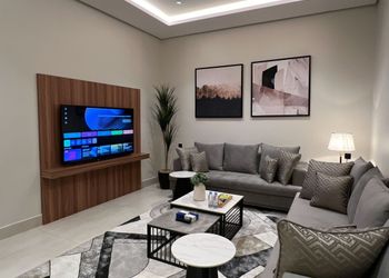 شقة بصالة انيقة ودخول ذاتي