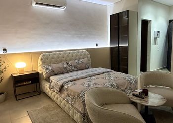 استديو بأثاث مريح وبسيط 
