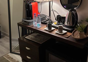 استديو باثاث مريح وبسيط 