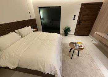 استديو بأثاث مريح وبسيط 