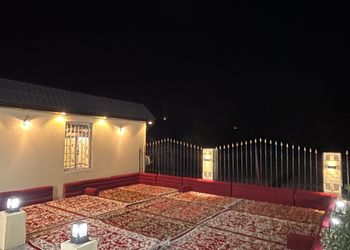 بيت شعر بجلسة خارجية