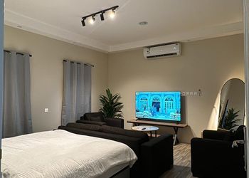 استديو بسرير ماستر وأثاث مريح 