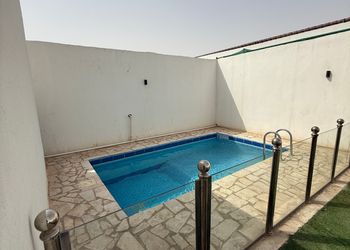 شاليه بجلسة تطل على مسبح خارجي 
