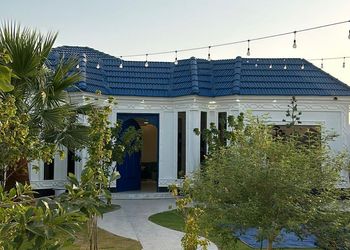 شاليه انيق ومسطح اخضر واسع