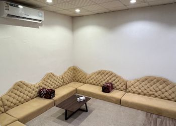 استراحة بمجلس وفناء خارجي 