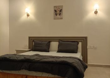 غرفة بأثاث مريح وبسيط 