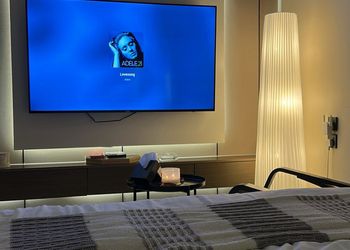 استديو بأثاث مريح وبسيط 