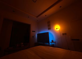 استديو بأثاث مريح وبسيط 