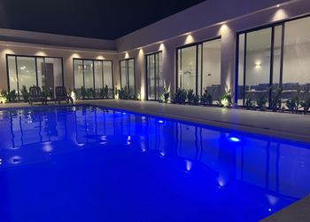 شاليه بجلسة تطل على مسبح خارجي 