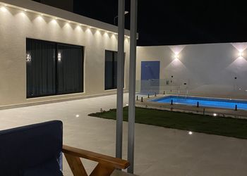 شاليه بمسطح اخضر و مسبح