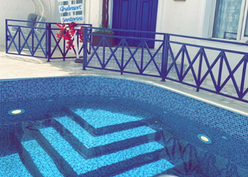 شالية بطابع يوناني وسرير اعمدة