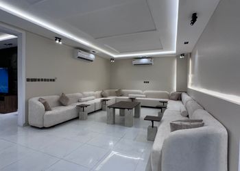 شاليه بجلسة تطل على مسبح خارجي 
