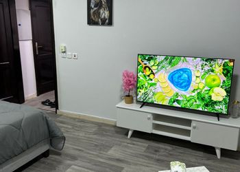 استديو بسرير ماستر وأثاث مريح 