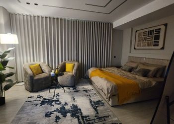 استديو بسرير ماستر وأثاث مريح 