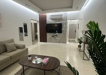 شقة بصالة أنيقة ودخول ذاتي